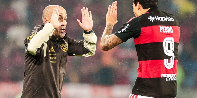 Pedro comemorou o gol marcado contra o Cruzeiro com o técnico Leonardo Jardim — Foto: Gilvan de Souza/Flamengo