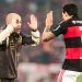 Pedro comemorou o gol marcado contra o Cruzeiro com o técnico Leonardo Jardim — Foto: Gilvan de Souza/Flamengo