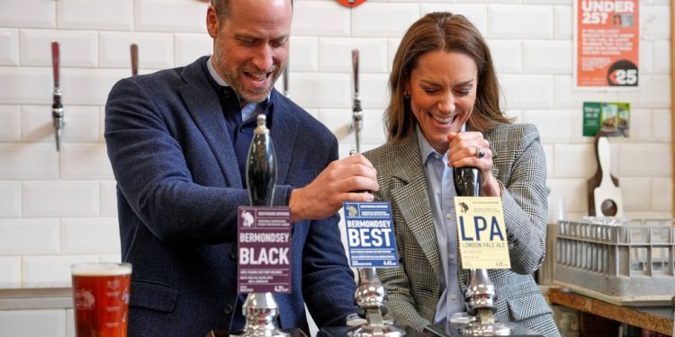 Kate Middleton e o Príncipe William servindo copos de cerveja em uma fábrica de Londres — Foto: KIN CHEUNG / POOL / AFP