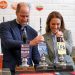 Kate Middleton e o Príncipe William servindo copos de cerveja em uma fábrica de Londres — Foto: KIN CHEUNG / POOL / AFP