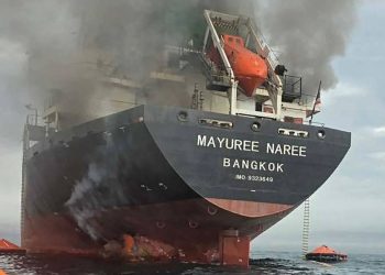 Navio de bandeira tailandesa Mayuree Naree em chamas após bombardeio na região do Golfo Pérsico — Foto: Marinha Real da Tailândia/AFP