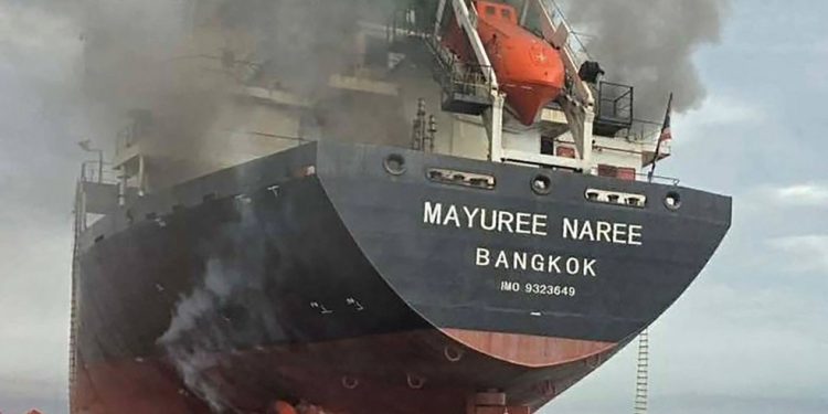 Navio de bandeira tailandesa Mayuree Naree em chamas após bombardeio na região do Golfo Pérsico — Foto: Marinha Real da Tailândia/AFP