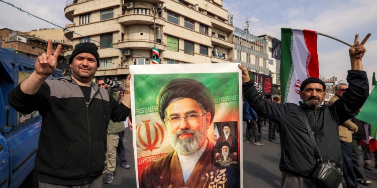 Manifestantes pró-governo mostram imagem do novo líder supremo iraniano, Mojtaba Khamenei, nesta segunda-feira — Foto: Atta Kenare/AFP