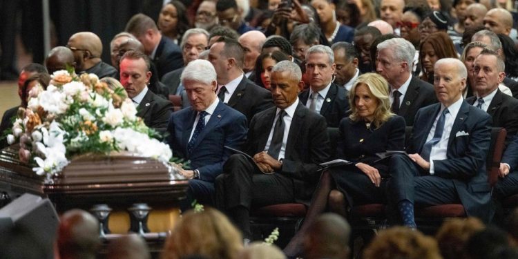 Três ex-presidentes dos Estados Unidos participaram nesta sexta-feira do funeral público de Jesse Jackson — Foto: Scott Olson/AFP