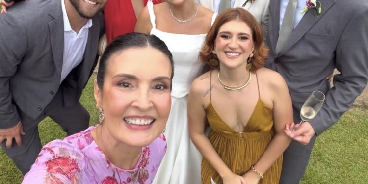 Fátima Bernardes com a família e os noivos num casamento — Foto: Reprodução/Instagram