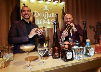 Os mixologistas Charles Joly (à dir.) e Lorenzo Antinori preparam um coquetel com tequila Don Julio na prévia do Governors Ball da 98ª edição do Oscar, no Ray Dolby Ballroom — Foto: Valerie Macon/AFP