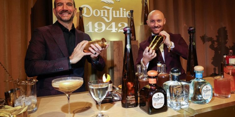 Os mixologistas Charles Joly (à dir.) e Lorenzo Antinori preparam um coquetel com tequila Don Julio na prévia do Governors Ball da 98ª edição do Oscar, no Ray Dolby Ballroom — Foto: Valerie Macon/AFP