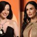 Mikey Madison (à esquerda, com a estatueta do Oscar de melhor atriz) e Demi Moore — Foto: Michael Tran/AFP