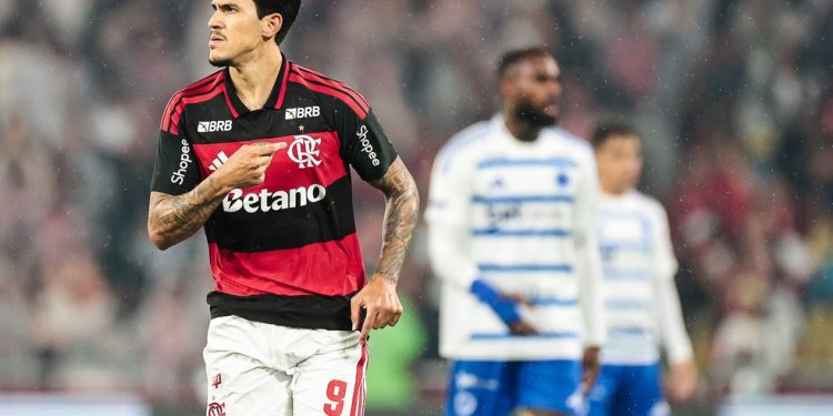 Pedro comemora gol com Gerson ao fundo, em Flamengo x Cruzeiro, pelo Campeonato Brasileiro 2026 — Foto: Gilvan de Souza / Flamengo
