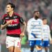 Pedro comemora gol com Gerson ao fundo, em Flamengo x Cruzeiro, pelo Campeonato Brasileiro 2026 — Foto: Gilvan de Souza / Flamengo