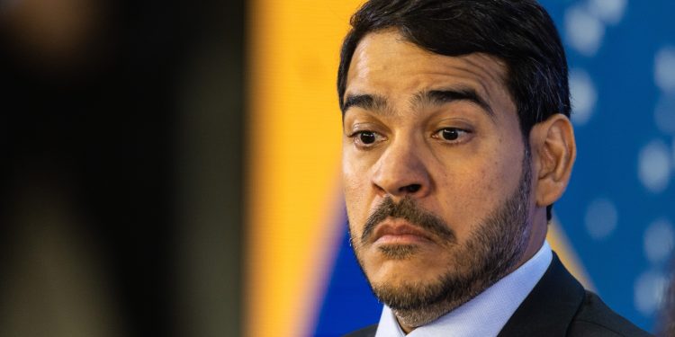 Flávio Bolsonaro diz ter votos para barrar Jorge Messias no STF