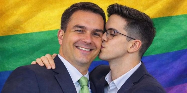 Post republicado por Flávio Bolsonaro com uma imagem gerada por IA que o mostra recebendo um beijo na bochecha de um apoiador gay — Foto: Reprodução/Redes sociais