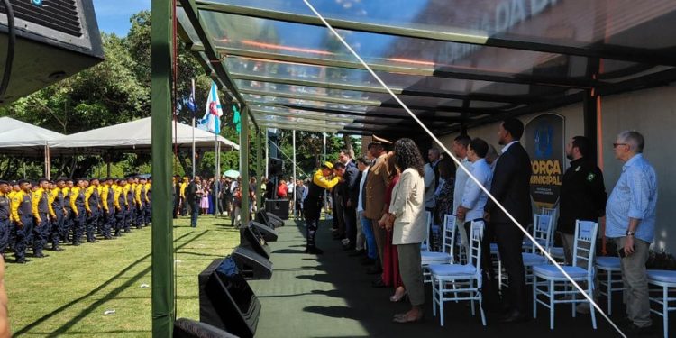 O prefeito Eduardo Paes cumprimenta a diretora-geral da Divisão de Elite da Guarda Municipal, Aimée De La Torre, durante a cerimônia de formatura — Foto: Danilo Perelló