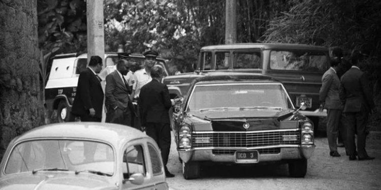 O carro do embaixador americano atrás do fusca usado no sequestro — Foto: Arquivo/Agência O GLOBO