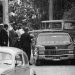 O carro do embaixador americano atrás do fusca usado no sequestro — Foto: Arquivo/Agência O GLOBO
