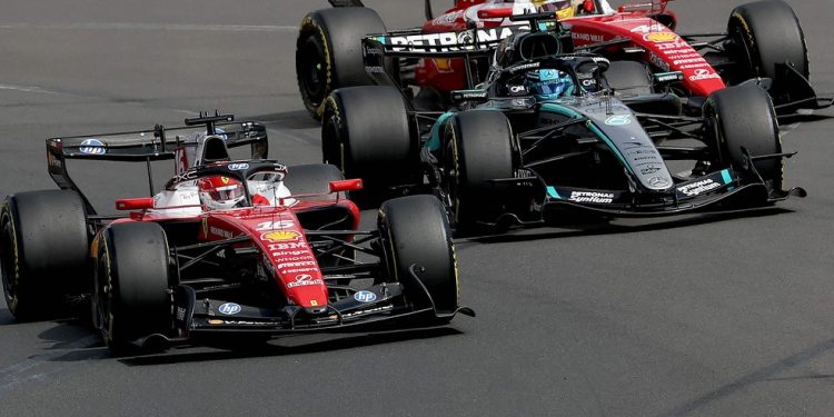 Charles Leclerc, George Russell e Lewis Hamilton no GP da Austrália — Foto: Martin KEEP / AFP