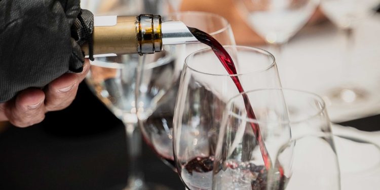 Vinho é servido para jurados da Grande Prova Vinhos do Brasil — Foto: Divulgação / Foto de Alexandre Navarro