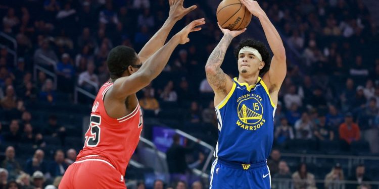 Gui Santos arremessa diante de Jalen Smith, do Chicago Bulls — Foto: EZRA SHAW / AFP