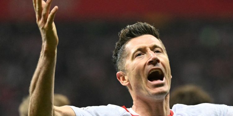 Robert Lewandowski comemora gol em Polônia x Albânia — Foto: Sergei GAPON / AFP