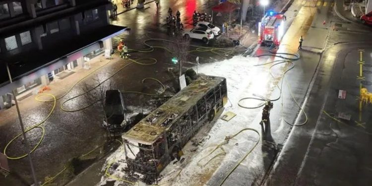 O ônibus foi consumido pelas chamas e completamente destruído na pequena cidade suíça — Foto: Divulgação/Polícia de Friburgo