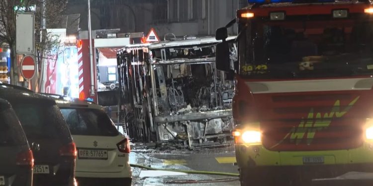 Incêndio em ônibus na Suíça deixa vários mortos e feridos — Foto: Reprodução