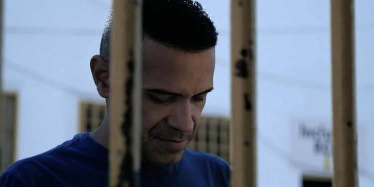 Laéssio Rodrigues, o ladrão de livros raros, é visto próximo de centro culturais do Rio