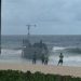 Embarcação da Marinha é vista encalhada