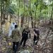 Policiais federais isolam a área onde foram achados os pertences de Bruno Pereira, indigenista desaparecido no Vale do Javari — Foto: PF