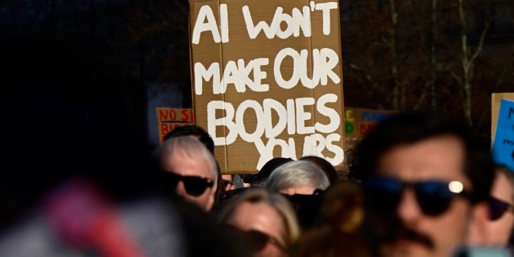 Milhares protestam na Alemanha em apoio à atriz que teve vídeos pornográficos falsos divulgados pelo ex-marido