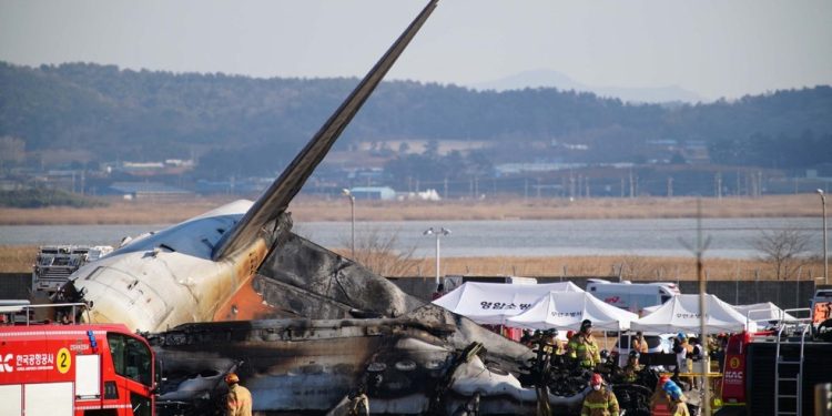 Equipe de resgate no Aeroporto Internacional de Muan, onde um voo da Jeju Air caiu e pegou fogo — Foto: YONHAP / AFP