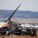 Equipe de resgate no Aeroporto Internacional de Muan, onde um voo da Jeju Air caiu e pegou fogo — Foto: YONHAP / AFP