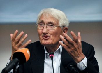 O filósofo alemão Juergen Habermas fala a jornalistas em um auditório da Escola Filosófica de Atenas, em 6 de agosto de 2013. — Foto: LOUISA GOULIAMAKI / AFP