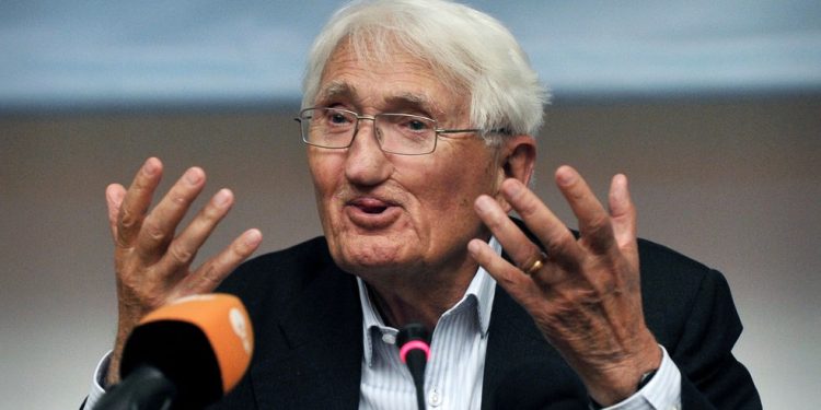 O filósofo alemão Juergen Habermas fala a jornalistas em um auditório da Escola Filosófica de Atenas, em 6 de agosto de 2013. — Foto: LOUISA GOULIAMAKI / AFP