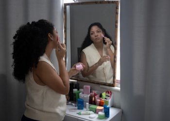 Daniela Ferreira testa produtos de skincare coreanos, que ganham popularidade no Brasil — Foto: Domingos Peixoto / Agência O Globo