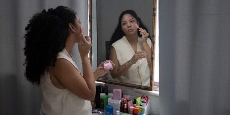 Daniela Ferreira testa produtos de skincare coreanos, que ganham popularidade no Brasil — Foto: Domingos Peixoto / Agência O Globo