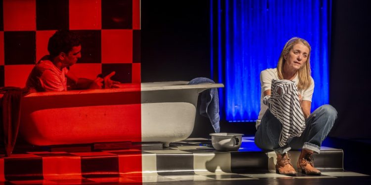 José Karini e Priscilla Rozenbaum em cena de "Coração na boca", em cartaz no CCBB — Foto: Divulgação/Dalton Valério