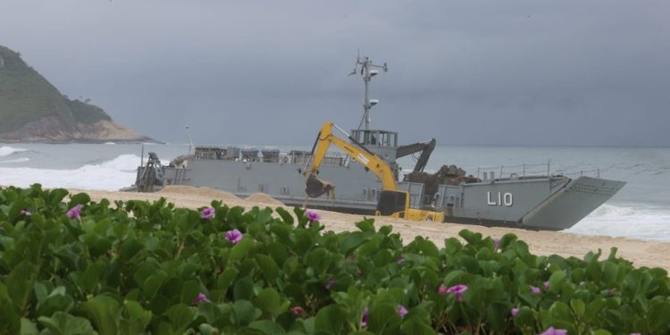 Retroescavadeira auxilia na remoção do excesso de areia em volta de navio da Marinha — Foto: Fabiano Rocha