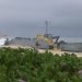 Retroescavadeira auxilia na remoção do excesso de areia em volta de navio da Marinha — Foto: Fabiano Rocha