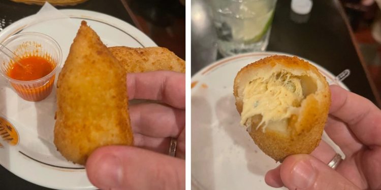 "Para muitos, a coxinha do Veloso se aproxima de um ideal platônico. Para mim, embora a execução seja ótima, massa e recheio comprometem" — Foto: Ian Oliver