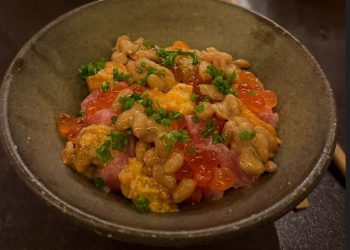 "O bowl de natto, atum e uni é a metáfora perfeita para o restaurante: uma combinação que pode parecer caótica para os não iniciados, mas que revela uma harmonia complexa para quem entende a proposta" — Foto: Ian Oliver