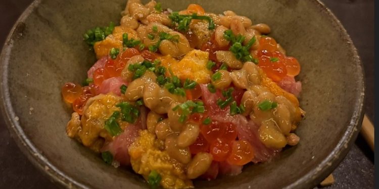 "O bowl de natto, atum e uni é a metáfora perfeita para o restaurante: uma combinação que pode parecer caótica para os não iniciados, mas que revela uma harmonia complexa para quem entende a proposta" — Foto: Ian Oliver