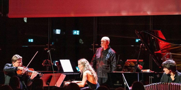Malkovich (ao centro), com o violinista ucraniano Andrej Bielo, a pianista russa Anastasya Terenkova e o bandoneonista argentino Fabrizio Colombo — Foto: MAGYAR ZENE HÁZA