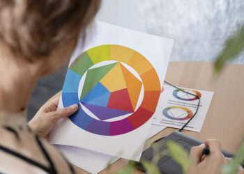 O estudo do círculo cromático ajuda a entender as relações das cores entre si. — Foto: Freepik