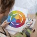 O estudo do círculo cromático ajuda a entender as relações das cores entre si. — Foto: Freepik