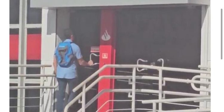 Breno Chaves PInto flagrado pela PF entrando em agência bancária — Foto: Reprodução