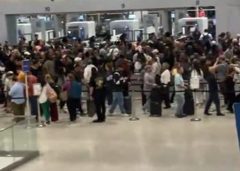 Passegeiro mostra longas filas em aeroporto de Nova Orleans — Foto: Reprodução | X