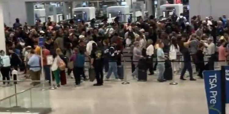 Passegeiro mostra longas filas em aeroporto de Nova Orleans — Foto: Reprodução | X