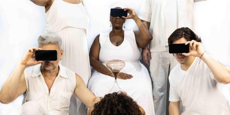A peça “Sociedade do cansaço” traduz a exaustão da vida moderna por meio da dança — Foto: Divulgação/Carol Pires