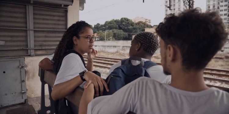 Estudantes na estação de trem no Engenho Novo, um dos cenários do filme — Foto: Divulgação/Taiga Filmes