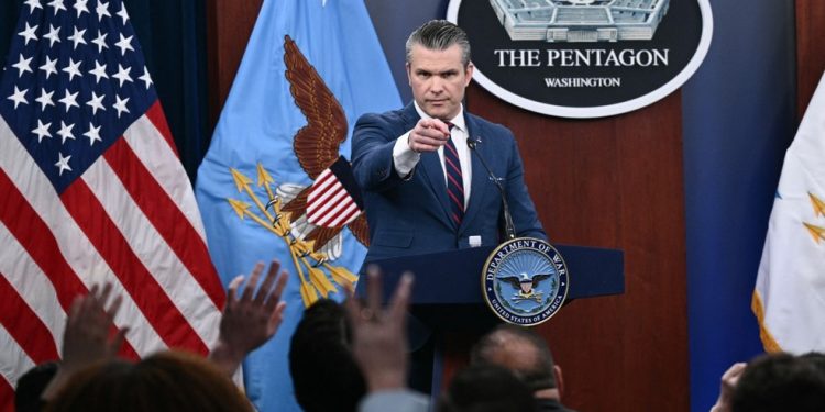 Pete Hegseth fala sobre ação militar dos EUA no Irã, no Pentágono, em 2 de março de 2026; conflito se intensifica no Oriente Médio — Foto: Brendan Smialowski/AFP